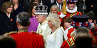 König Charles und Queen Camilla in einer Menschenmenge