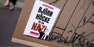 "Björn Höcke ist ein Nazi" steht auf dem Aufleber an einem Pappschild
