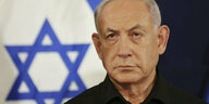 Benjamin Netanjahu vor einer israelischen Flagge