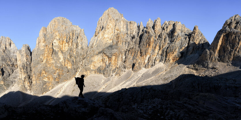 Silhoutte eines Wanderers vor einer Bergkette