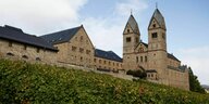 Blick auf die Benediktinerinnen-Abtei bei Rüdesheim - Das Kloster mit den beiden Kirchtürmen ist umgeben von Weinbergen