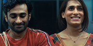 Haider (Ali Junejo) und die Transfrau Biba (Alina Khan) sitzen nebeneinander in der U-Bahn.