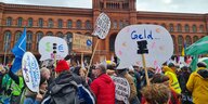 Mitarbeiter:innen der Berliner Sozialverbände demonstrieren vor dem Roten Rathaus mit selbst gebauten Transparenten