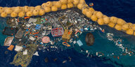 Plastikmüll, der im Meer schwimmt und sich an einer Barriere fängt