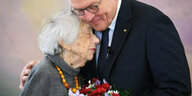Frank-Walter Steinmeier umarmt Margot Friedländer