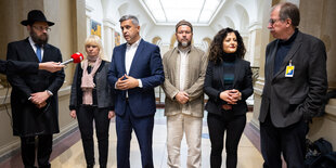 Das Bild zeigt u.a. Rabbiner Yehuda Teichtal, Innensenatorin Iris Spranger (SPD), SPD-Chef Raed Saleh und Integrationssenatorin Cansel Kiziltepe (SPD)