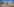 Israelische Soldaten in einer mit Trümmern übersäten Landschaft, im Hintergrund ein Riesenrad