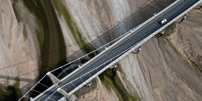 Große Brücke über ausgetrocknetem Flussbett.