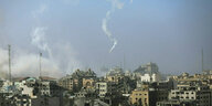 Rauch steigt nach israelischen Luftangriffen über den Häusern von Gaza-Stadt auf
