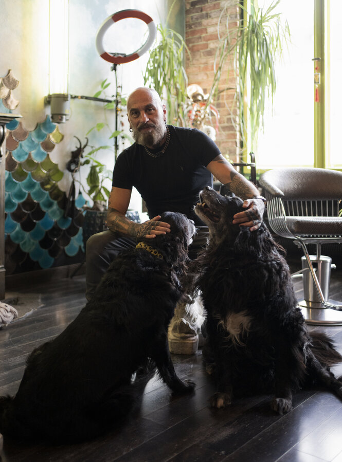 Ein Mann mit 2 großen dunklen Hunden