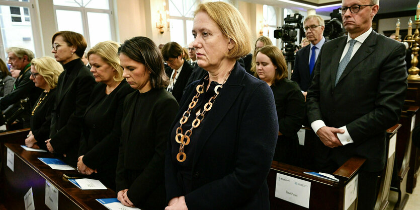 Lisa Paus, Annalena Baerbock, Nancy faeser, Bettina Stark-Watzinger, Friedrich Merz und Ricarda Lang stehen hinter Kirchenbänken