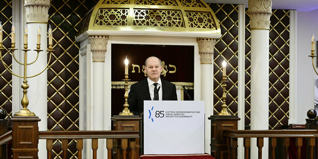 Olaf Scholz steht in der Synagoge Beth Zion und hält eine Rede