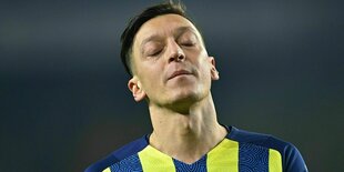 Mesut Özil hat die Augen geschlossen