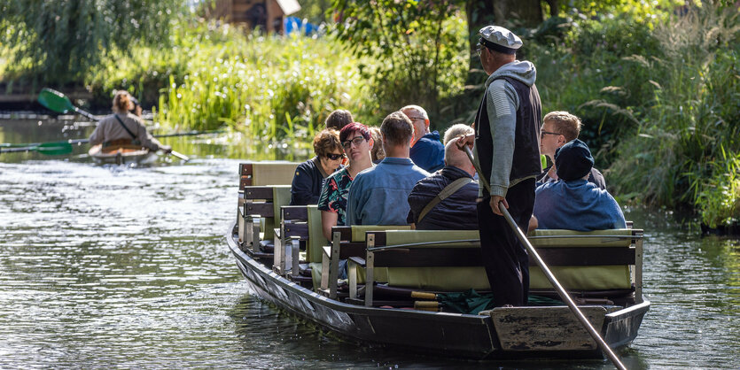 Ein Spreewald-Kahn mit Touristen an Bord