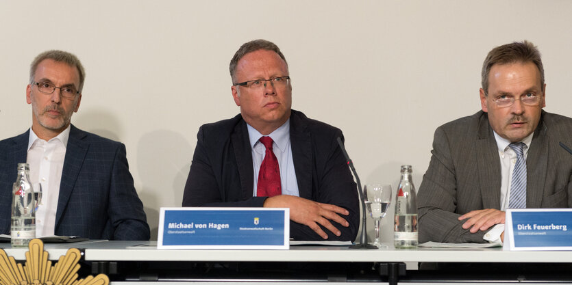 Vertreter von Polizei und Staatsanwalt bei der Pressekonferenz