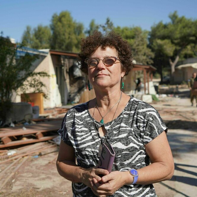 Edith steht mitten im zerstörten Kibbuz Kfar Aza