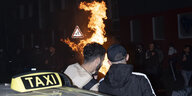 Brennende Mülltonne bei einer Propalästinensischen Demonstration
