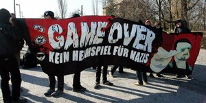 Demonstranten mit Transparent "Kein Heimspiel für Nazis"