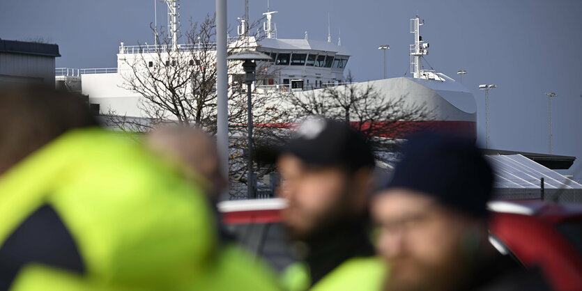 Mitglieder der schwedischen Transportgewerkschaft im Hafen von Malmö beim Streiken