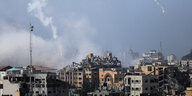 Raketen über den zerstörten Häusern von Gaza