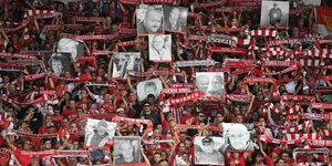 Das Bild zeigt eine Gedenkaktion von Union Berlin für verstorbene Fans anlässlich des Aufstiegs in die 1. Bundesliga