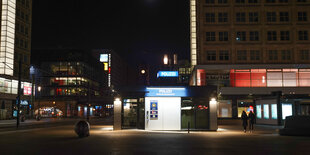 Blick auf die Polizeiwache auf dem Alexanderplatz am frühen Morgen.