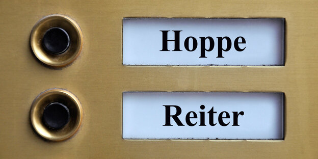 Zwei Klingelschilder mit den Nachnamen "Hoppe" und "Reiter"