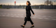Annalena Baerbock (Bündnis90/Die Grünen), Außenministerin, geht auf dem Flughafen zu einem Flugzeug