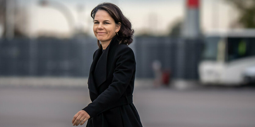 Annalena Baerbock auf dem Rollfeld des Flughafens in Berlin