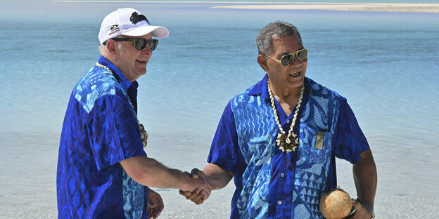 Die Regierungschefs von Australien und Tuvalu schütteln sich die Hände