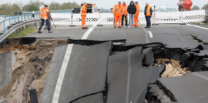 Das abgesackte Autobahnteilstück der A20 an der Trebeltalbrücke bei Tribsees (Mecklenburg-Vorpommern) wird am 10.10.2017 von Fachleuten begutachtet