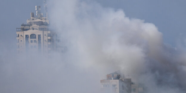 Eine Rauchwolke, dazwischen schwach Hochhäuser zu erkennen