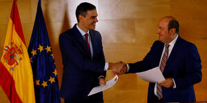 Spaniens Ministerpräsident Pedro Sánchez und Andoni Ortuzar , Präsident der Baskischen Nationalistischen Partei