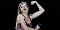 Die Sängerin Taylor Swift macht eine Faust auf einer Bühne