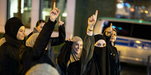 Frauen mit Kopftüchern bei einer Demonstration.