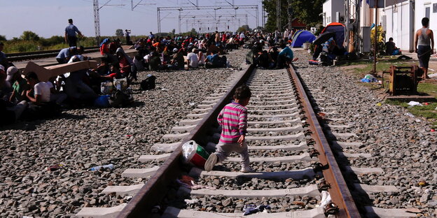 Flüchtlinge warten in Kroatien auf die Aufnahme in eine Unterkunft