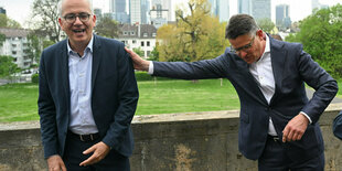 Tarek Al-Wazir von den Grünen (links) und Boris Rhein, CDU