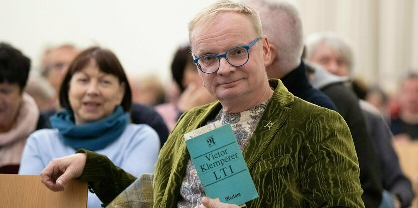 Der Kabarettist Uwe Steimle mit dem Buch "LTI - Notizbuch eines Philologen" von Victor Klemperer