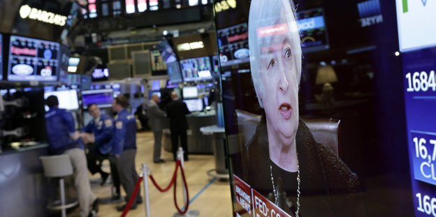 Janet Yellen ist auf einem Fernsehbildschirm zu sehen, der in der New Yorker Börse steht