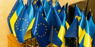 Kleine ukrainische und europäische Flaggen auf einem Tisch