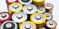 Verschiedene farbige Batterien