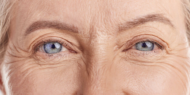 Die Augenpartie einer Frau im gehobenen Alter