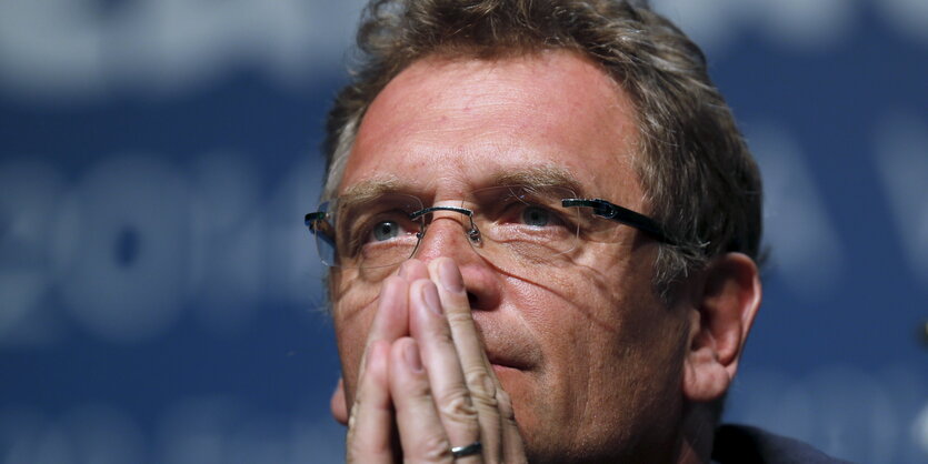 Jérôme Valcke mit gefalteten Händen