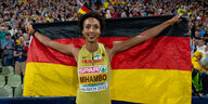 Die Weitspringerin Malaika Mihambo hält in einem vollen Stadion eine Deutschland-Flagge hinter sich