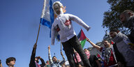 Verbrennung einer Puppe mit Netanjahu-Gesichtsmaske