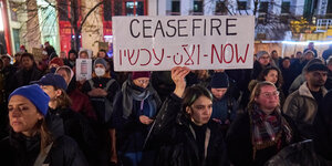 Demonstration, Frau hält Schild hoch mit "Ceasefire now", auch auf Hebräisch