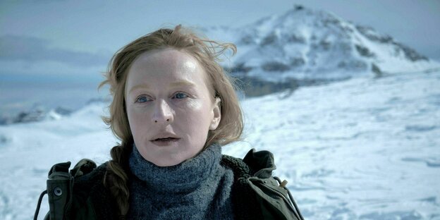 Lucia (Brigitte Hobmeier) vor einer Schneelandschaft