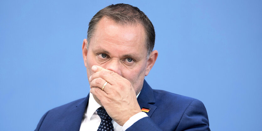 Tino Chrupalla von der AfD fässt sich an die Nase