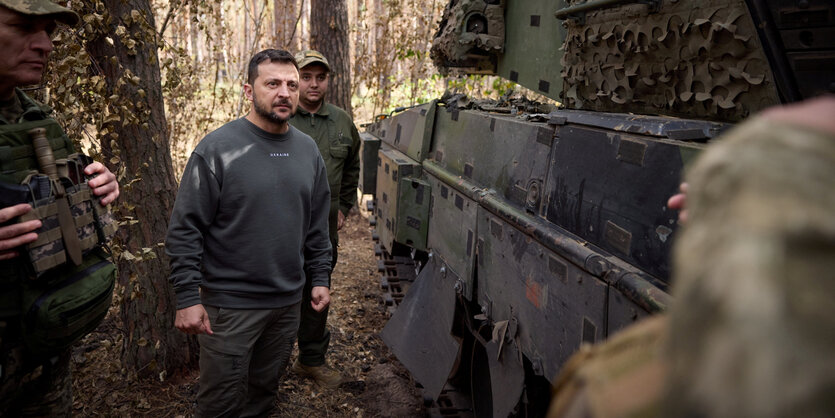 Selesnki steht im Oktober 2023 neben einem Panzer