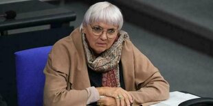 Kulturstaatsministerin Claudia Roth sitzt etwas geknickt im Plenarsaal